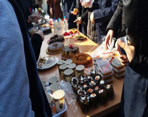برگزاری بازارچه غذا و شیرینی در دهه مبارک فجر